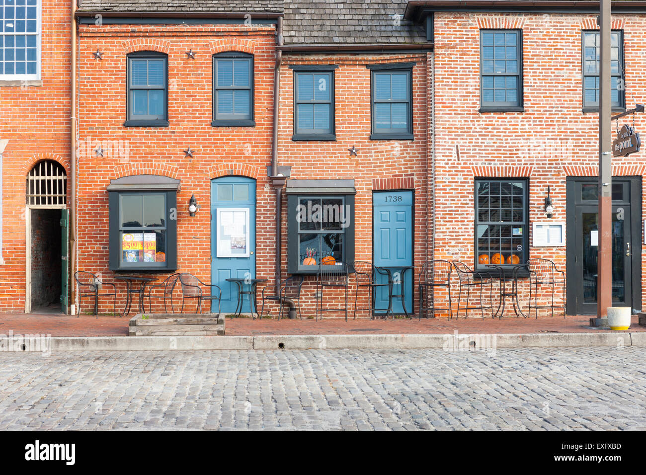 Utilizzo misto edifici su Thames Street in la scesa del quartiere di punto di visualizzazione di zucche di Halloween a Baltimora, Maryland. Foto Stock