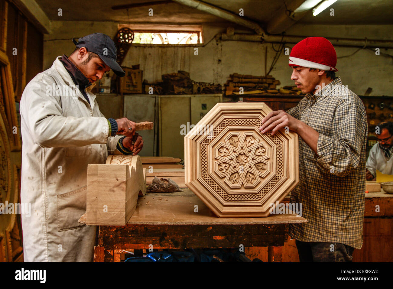 Artigiani che costruiscono un tavolino da caffè con geometria marocchina ispirata allo Zellige Foto Stock