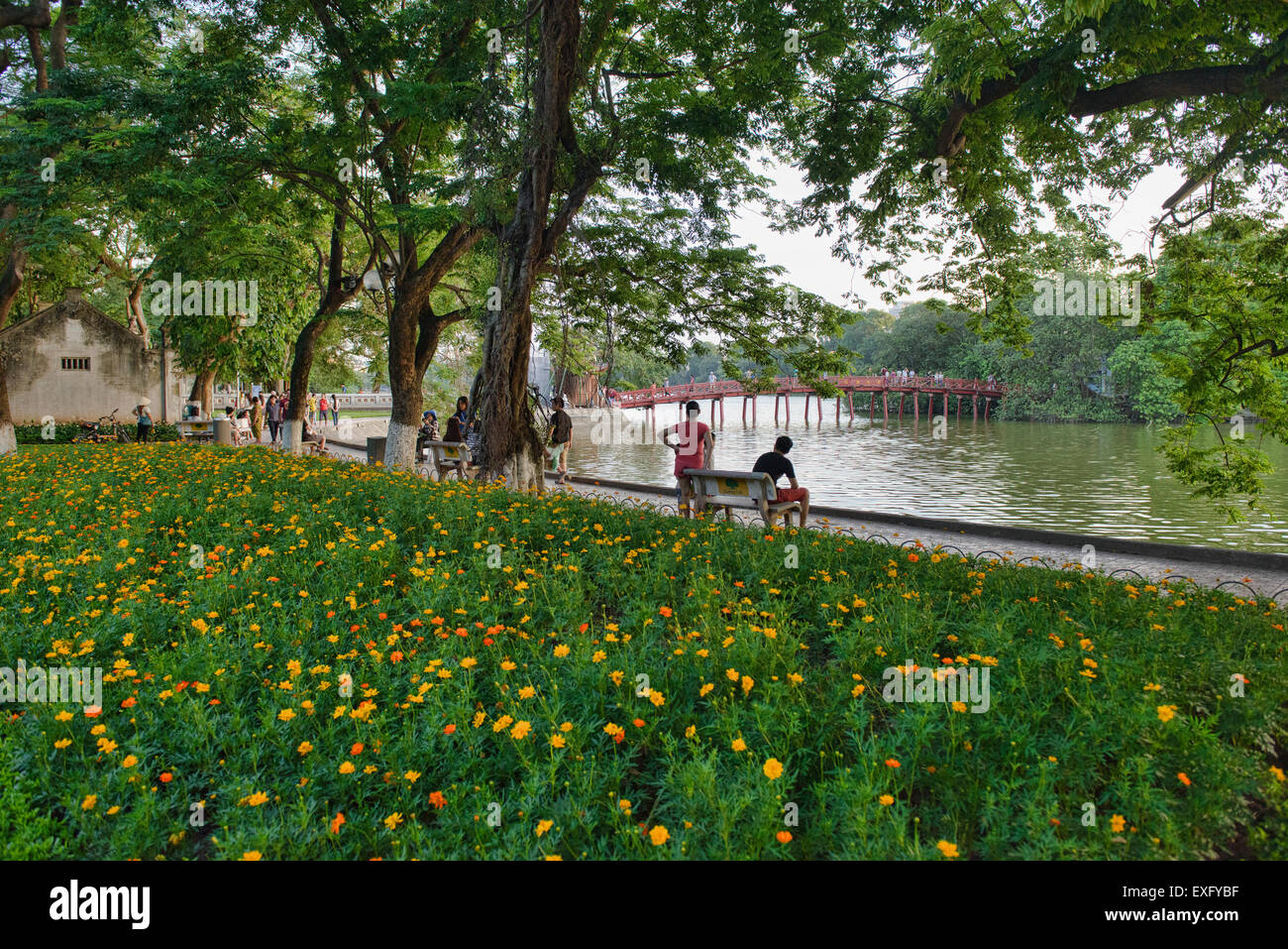 Il Huc Bridge nel Lago Hoan Kiem ad Hanoi, Vietnam Foto Stock