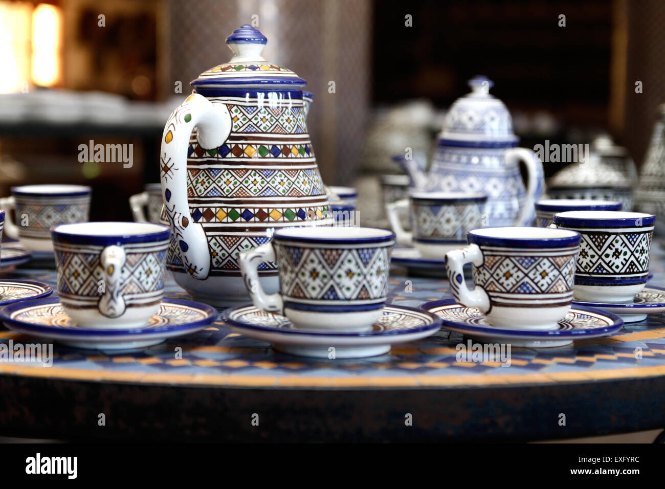 Servizio di caffe' in ceramica Marocchina caratterizzato da disegni Berbero disegnati a mano Foto Stock