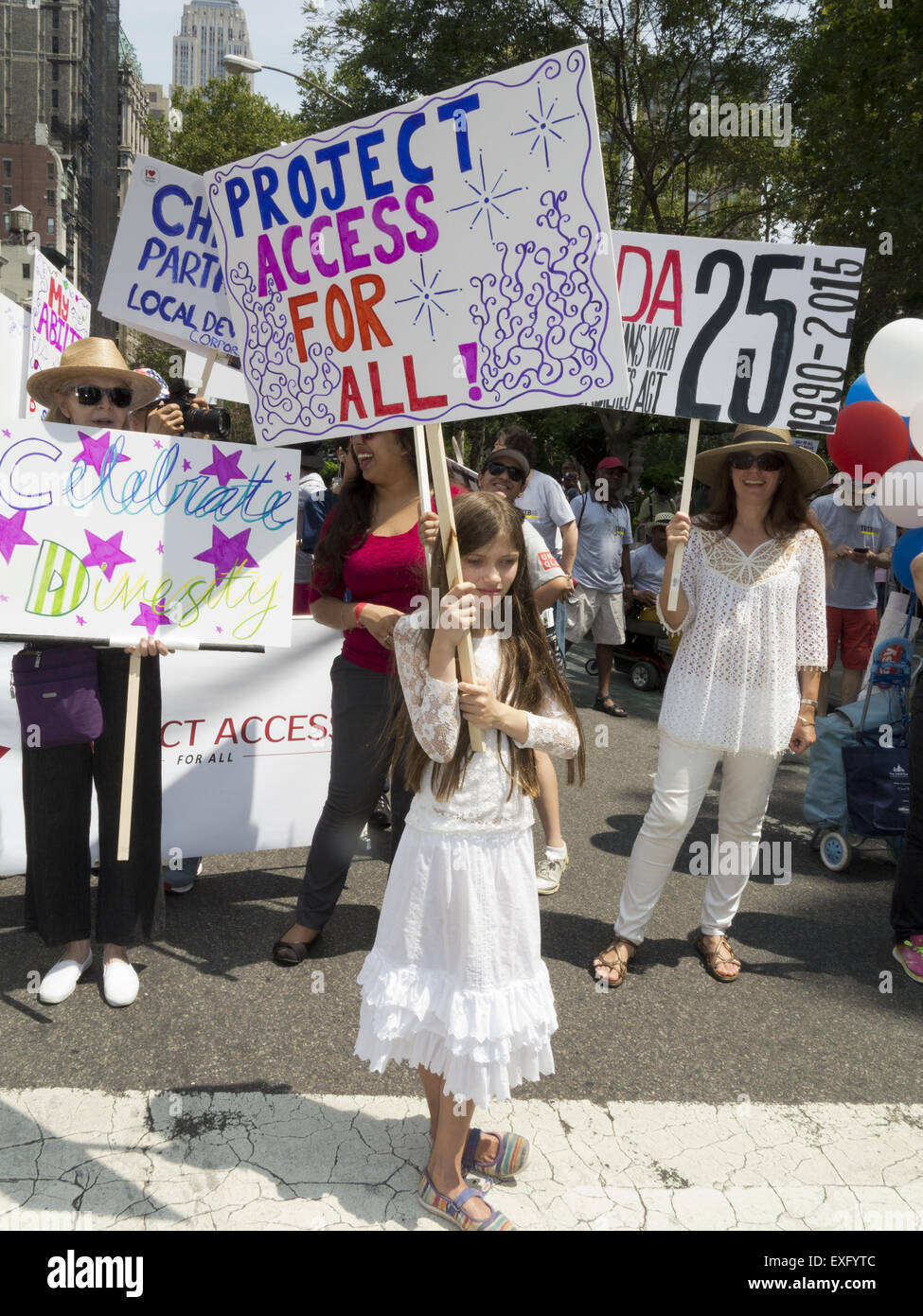 Le persone con disabilità e i loro sostenitori a marzo per la prima relazione annuale di disabilità Pride Parade a New York il 12 luglio 2015. Foto Stock