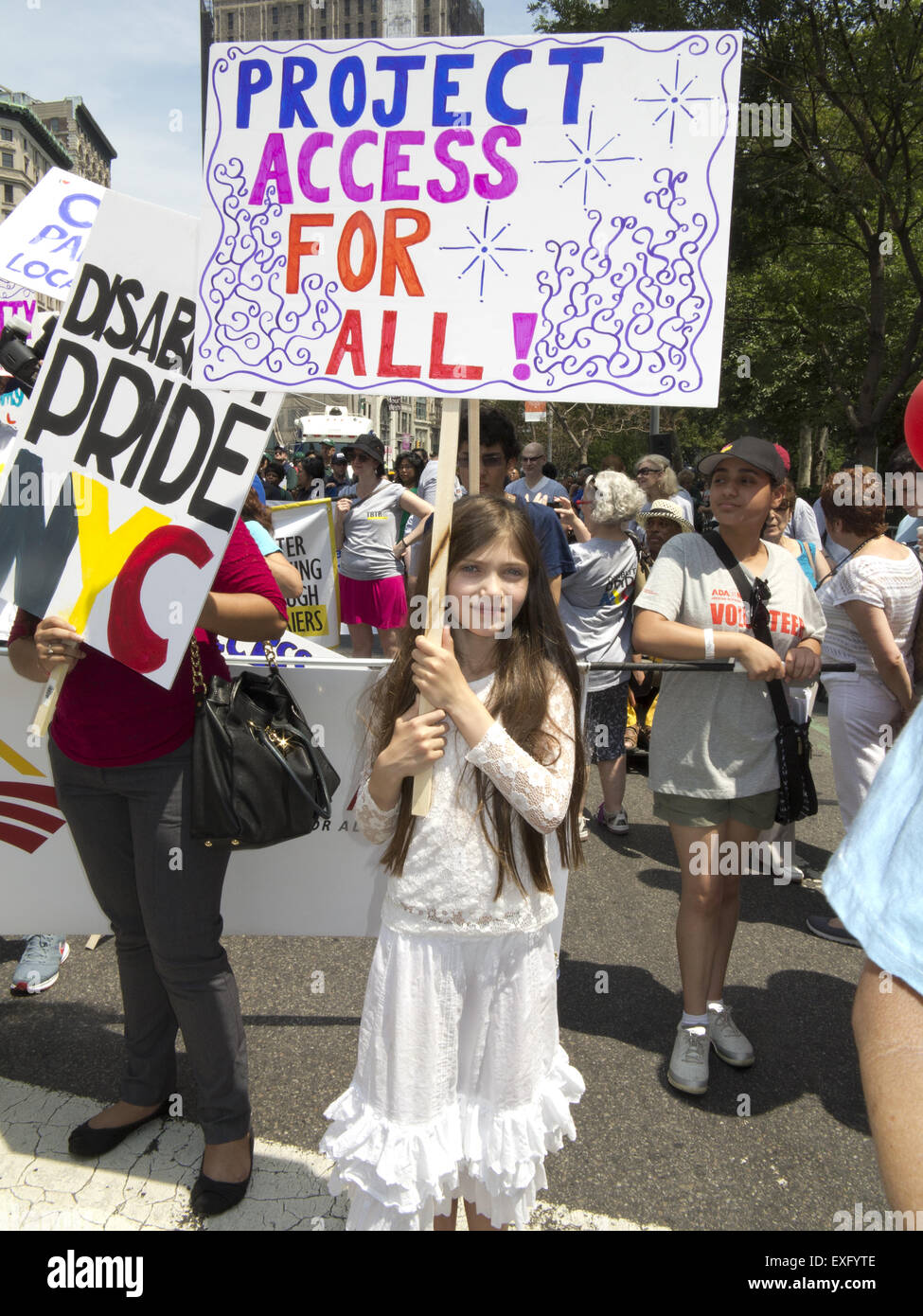 Le persone con disabilità e i loro sostenitori a marzo per la prima relazione annuale di disabilità Pride Parade a New York il 12 luglio 2015. Foto Stock