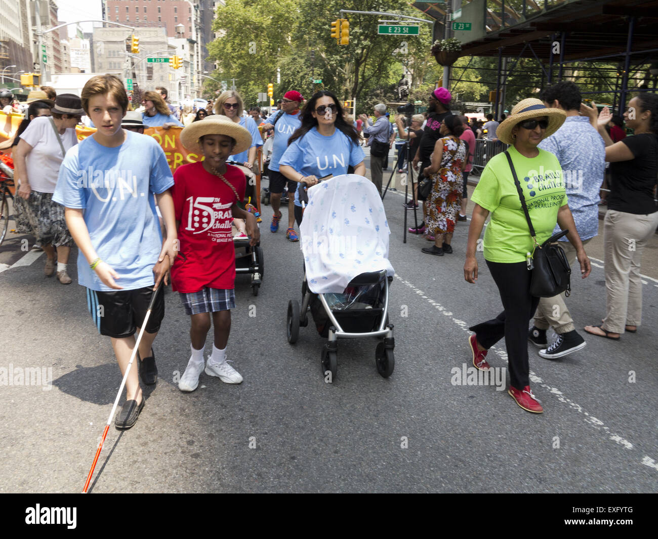 Le persone con disabilità e i loro sostenitori a marzo per la prima relazione annuale di disabilità Pride Parade a New York il 12 luglio 2015. Foto Stock