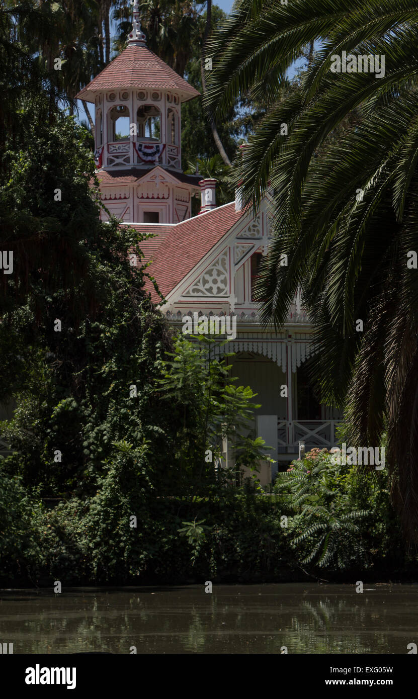 Editoriale - Queen Anne cottage di fronte a un laghetto presso lo storico di Los Angeles Arboretum e Giardino Botanico - utilizzati per il TELEV Foto Stock