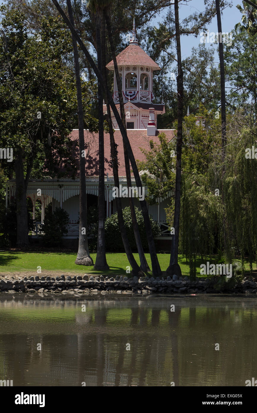 Editoriale - Queen Anne cottage di fronte a un laghetto presso lo storico di Los Angeles Arboretum e Giardino Botanico - utilizzati per il TELEV Foto Stock