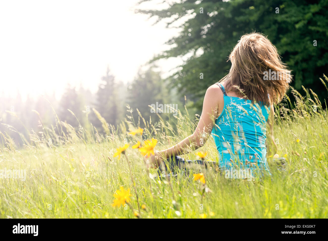 Donna meditare sulle montagne Foto Stock