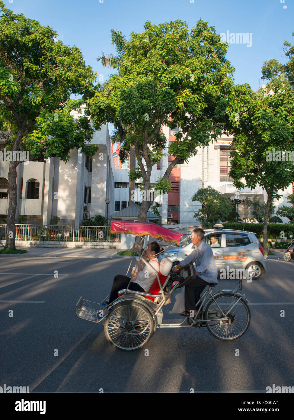 Il cyclo e driver, un fiocco sulle strade di Hanoi, Vietnam Foto Stock