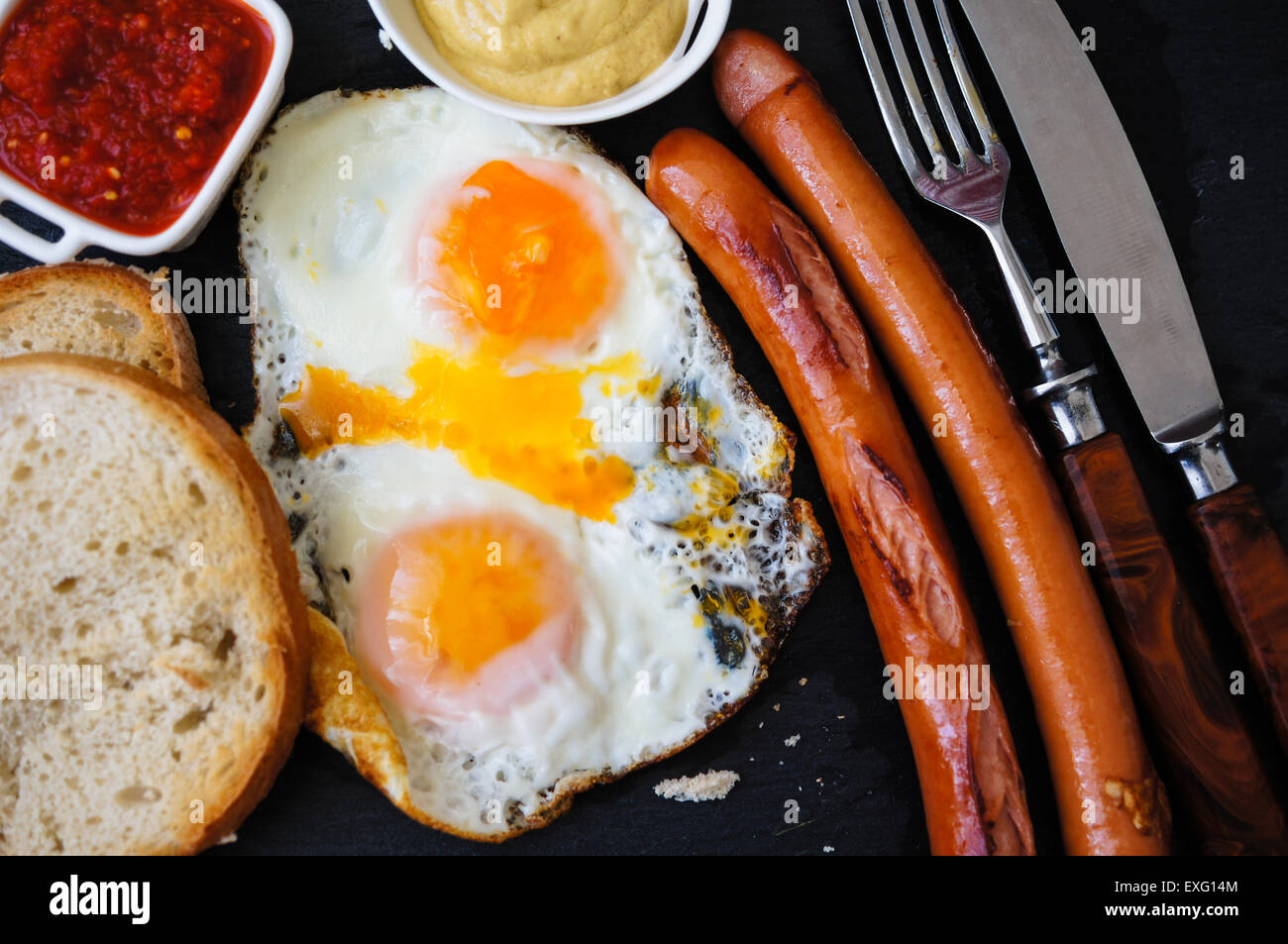 Ora di pranzo con uova e salsicce fritte Foto Stock