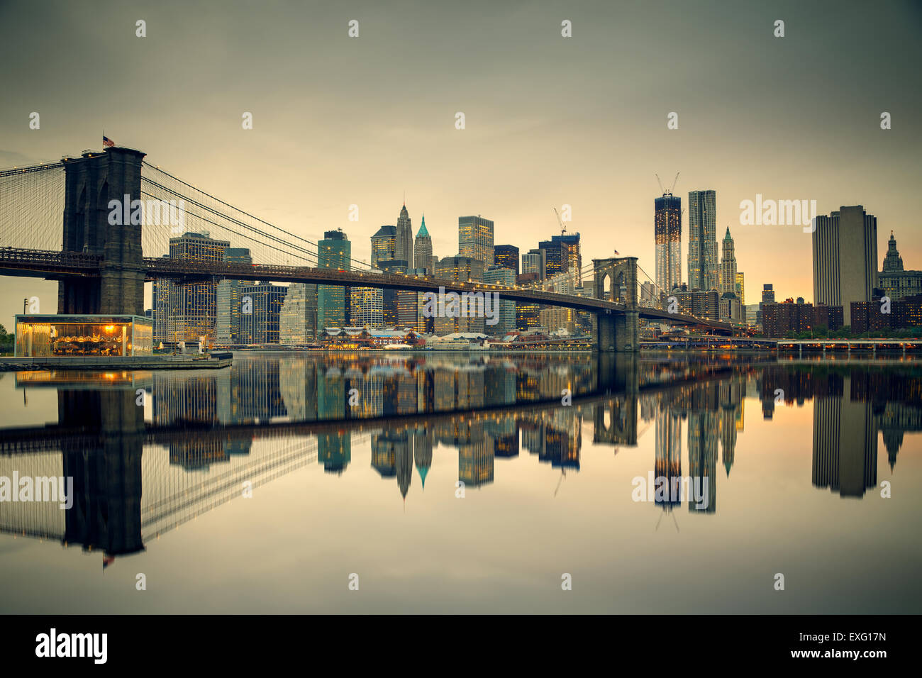 Il ponte di Brooklyn e Manhattan al crepuscolo Foto Stock