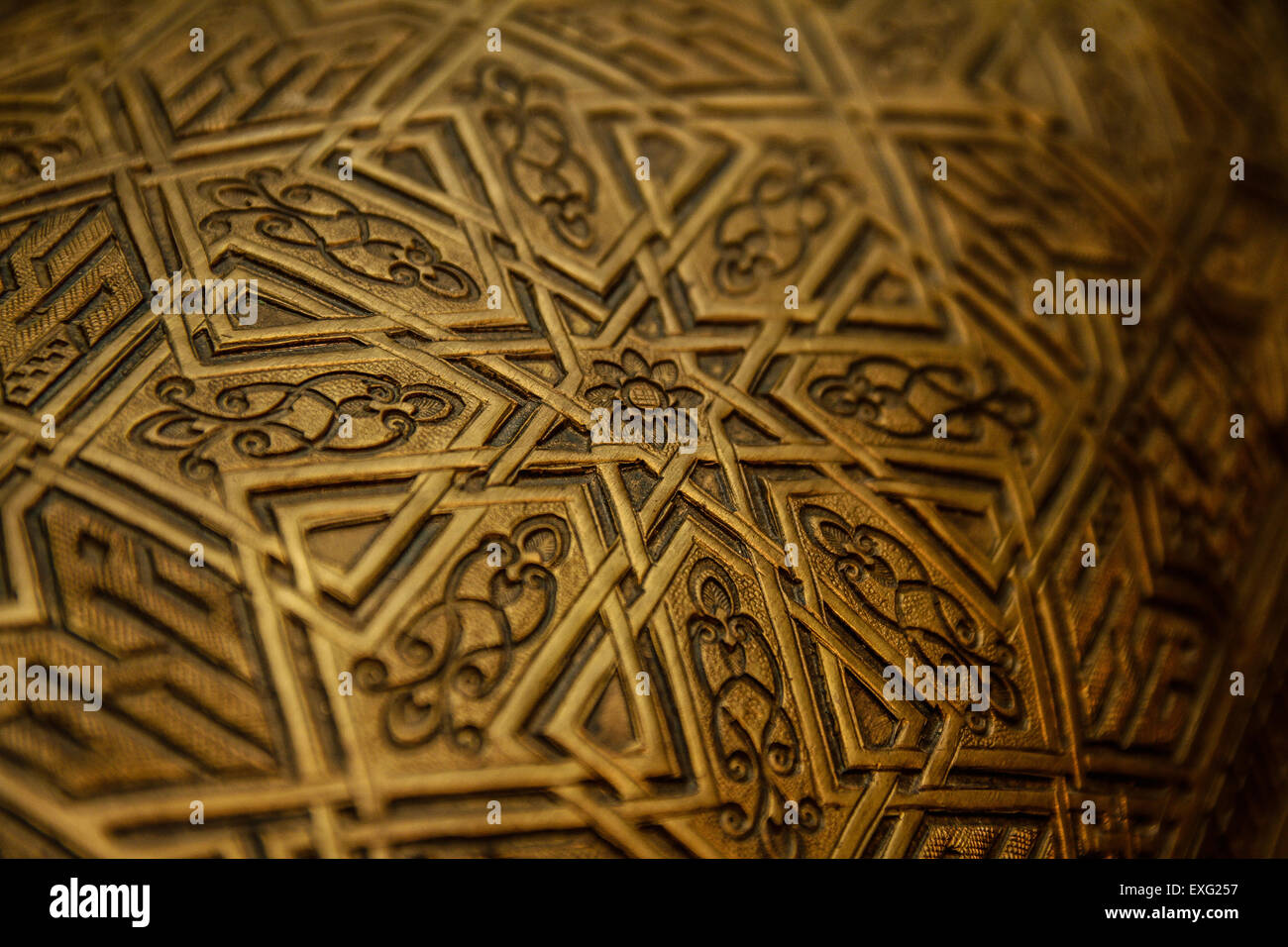 Dettagli intricati di rame marocchino motivi tradizionali Chest Foto Stock