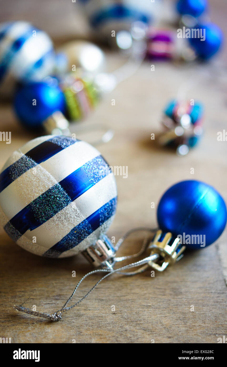 Natale palle blu sul vecchio sfondo di legno Foto Stock