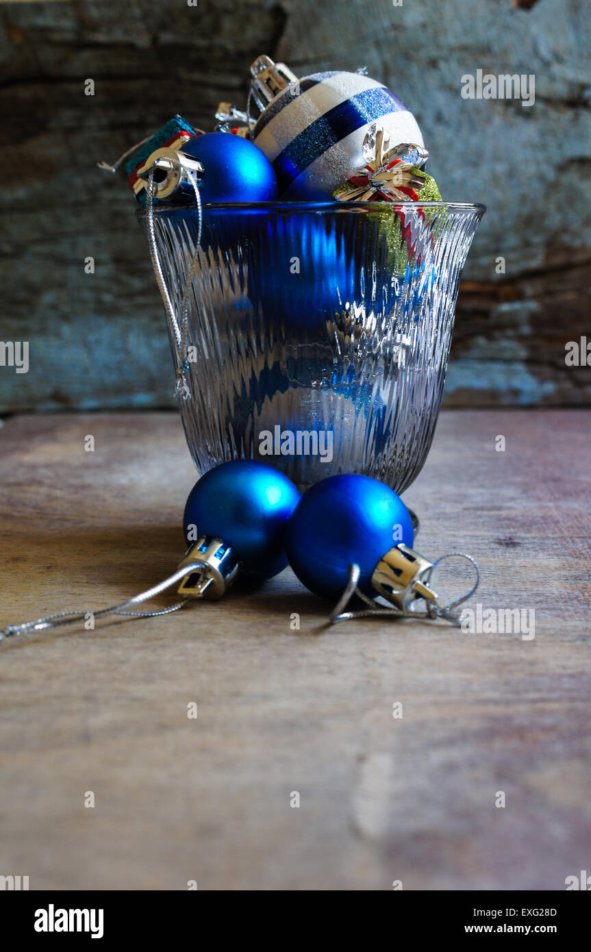 Natale palle blu sul vecchio sfondo di legno Foto Stock