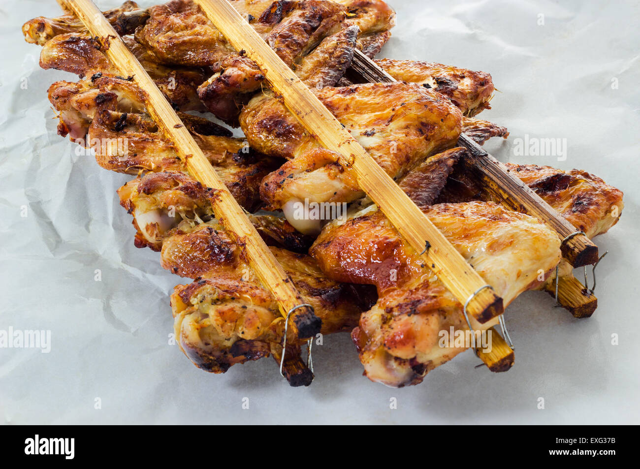 Stile Thailandese di grigliate di ali di pollo su carta bianca con tracciato di ritaglio Foto Stock