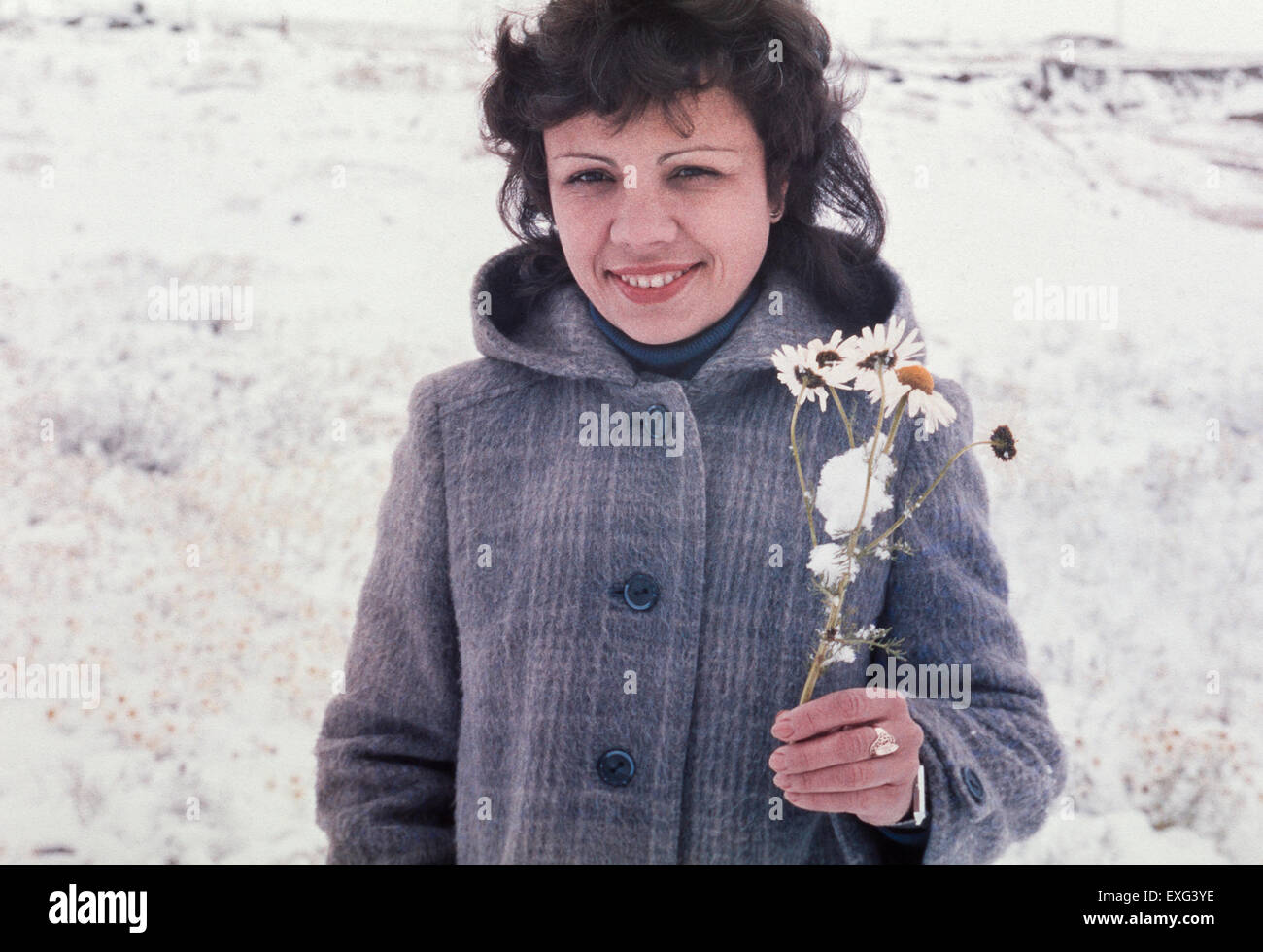 Vintage ritratto di donna sovietica con Oxeye Daisy flower - foto scattata nella tundra sulla penisola di Chukchi, Giugno 1981 Foto Stock