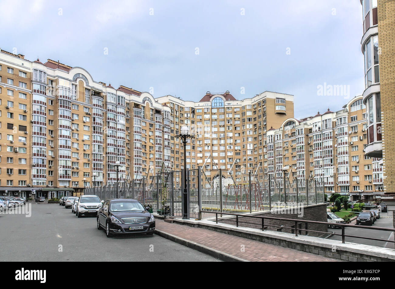 Edifici moderni in Obolon distretto di Kiev, Ucraina, vicino al fiume Dnieper Foto Stock