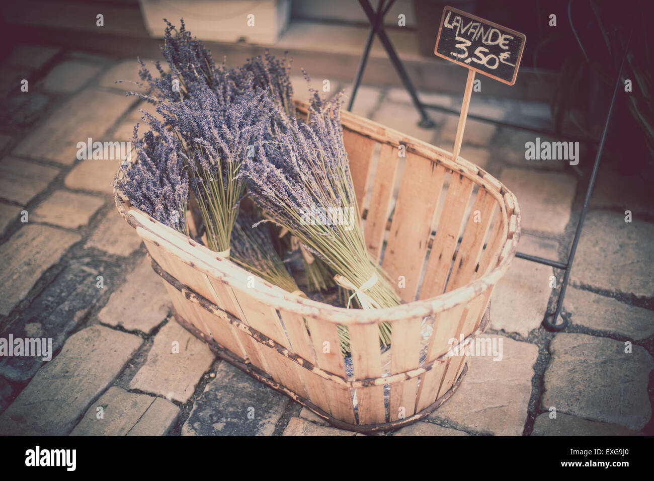 Mazzi di fiori di lavanda in vendita all'aperto il mercato francese. Inquadratura orizzontale con il fuoco selettivo Foto Stock