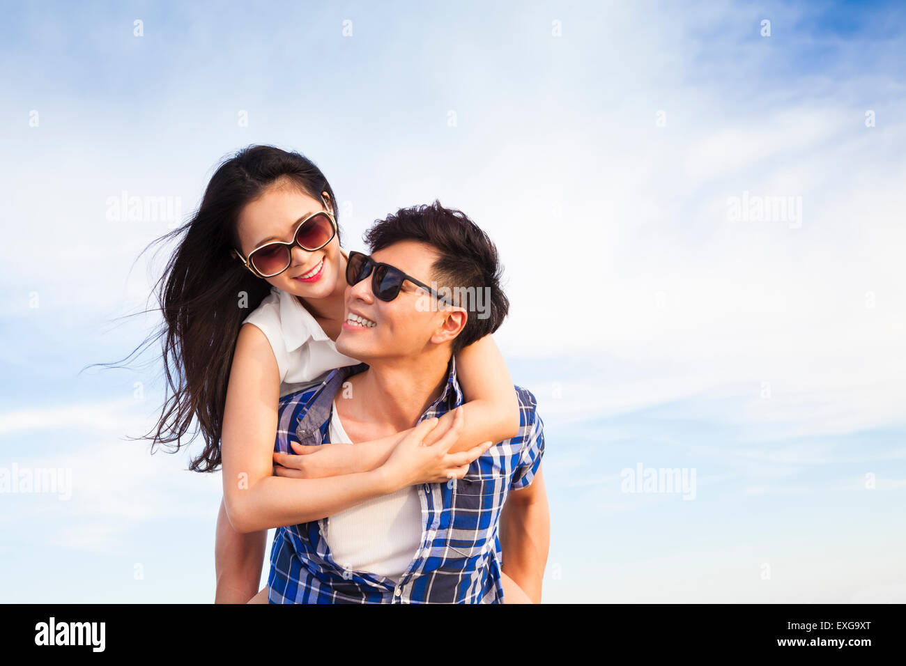 Felice coppia giovane per divertirsi e godere la vacanza estiva Foto Stock