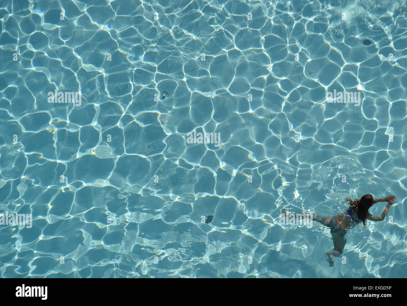 Sochi, Russia. 13 Luglio, 2015. Una donna swins in una piscina a Sochi, Russia, 13 luglio 2015. Nel 2018 la FIFA Soccer world cup avrà luogo nella città. Foto: Marcus Brandt/dpa/Alamy Live News Foto Stock