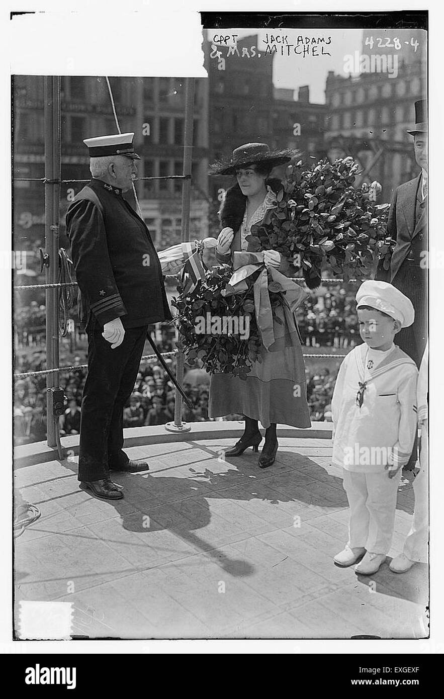 "Capt & Mrs. Mitchel, Jack Adams" è un ritratto storico che cattura le sembianze di un ufficiale militare e di sua moglie. Il dipinto mette in risalto l'abbigliamento e la compostezza tipici degli individui della classe superiore del XIX secolo. Foto Stock