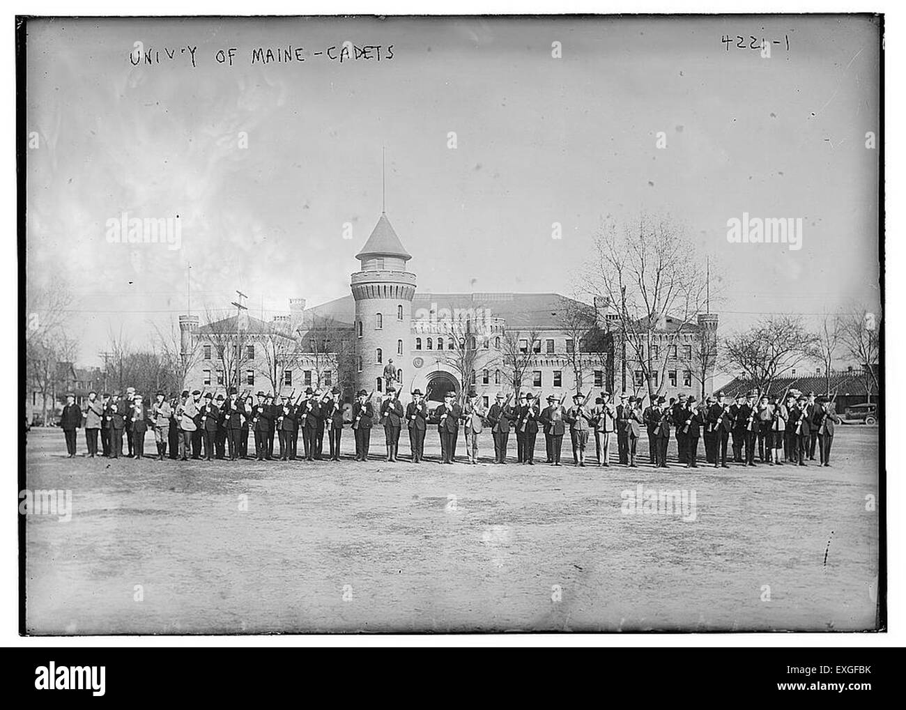 Una fotografia storica dei cadetti dell'Università del Maine, che mostra la tradizionale uniforme e la formazione di gruppo degli studenti militari dell'università. Foto Stock