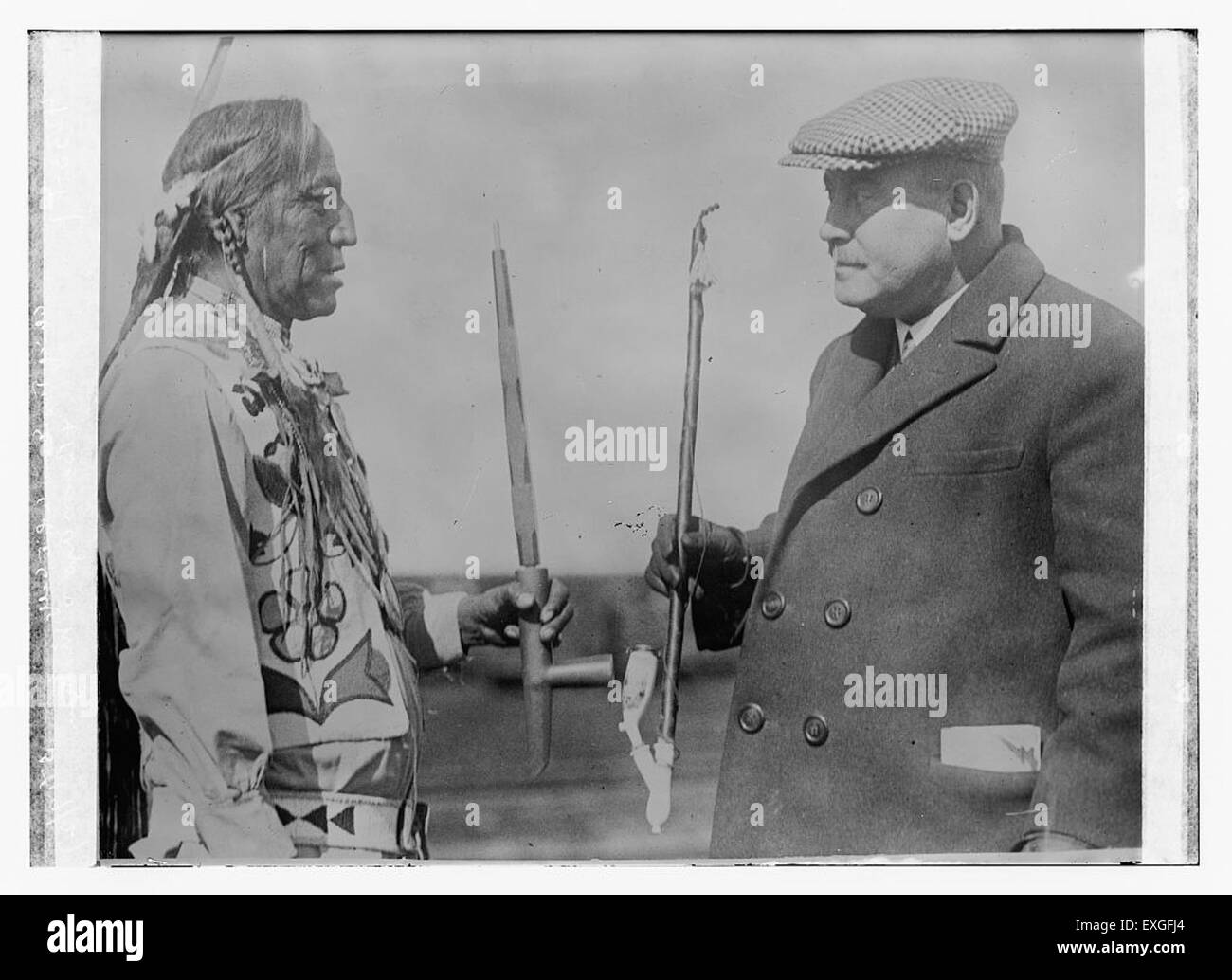 Questa fotografia raffigura il capo indiano americano Two Guns White Calf, accompagnato da Baro. Two Guns White Calf fu un leader di spicco della Nazione dei piedi Neri, noto per il suo ruolo nella storia dei nativi americani. Foto Stock