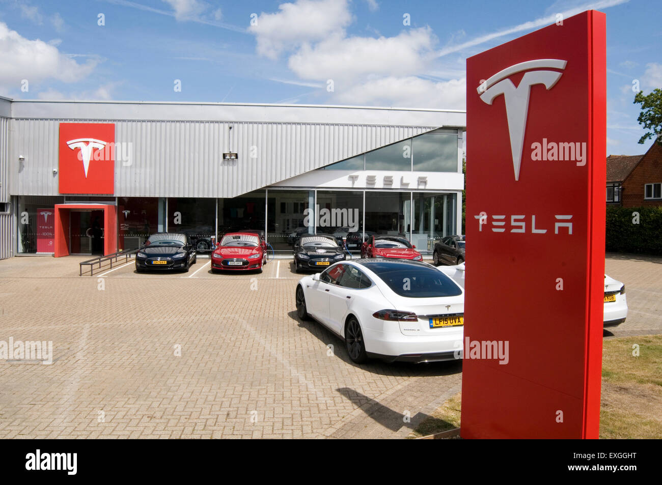 Tesla auto elettrica automobili concessionari concessionari Concessionari concessionari in franchising non modello s gamma modelli Crawley Regno Unito Foto Stock