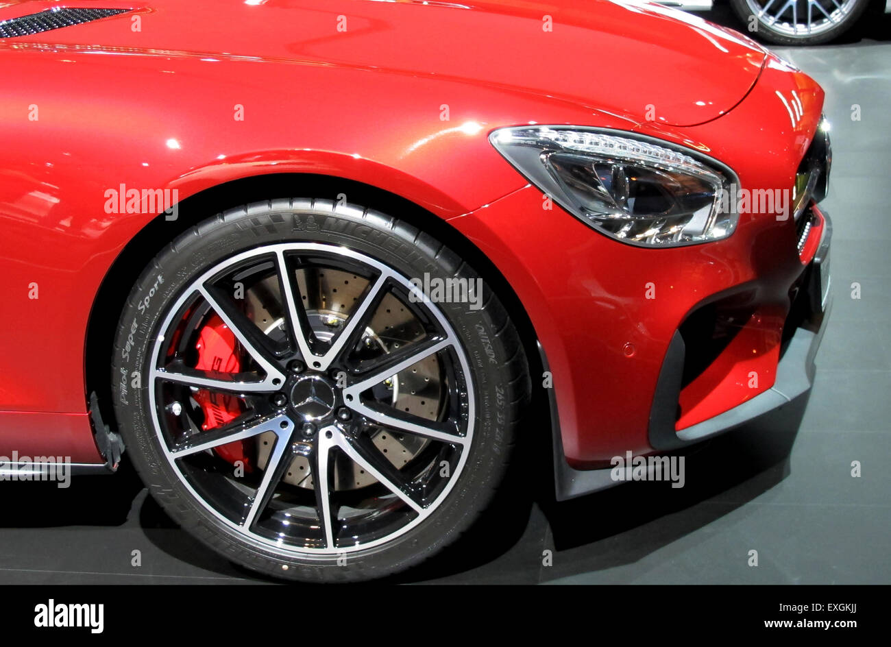 Ruota anteriore della Mercedes-AMG GT sul display a Rai International Motor Show 2015 a Amsterdam Foto Stock