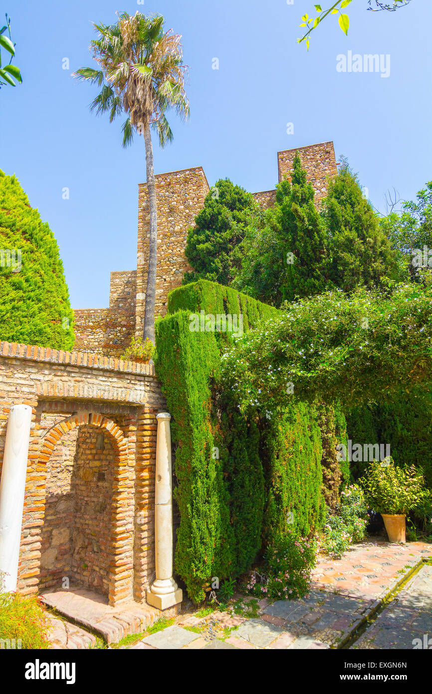 Cortili e giardini del famoso Palazzo dell'Alcazaba a Malaga Spagna Foto Stock