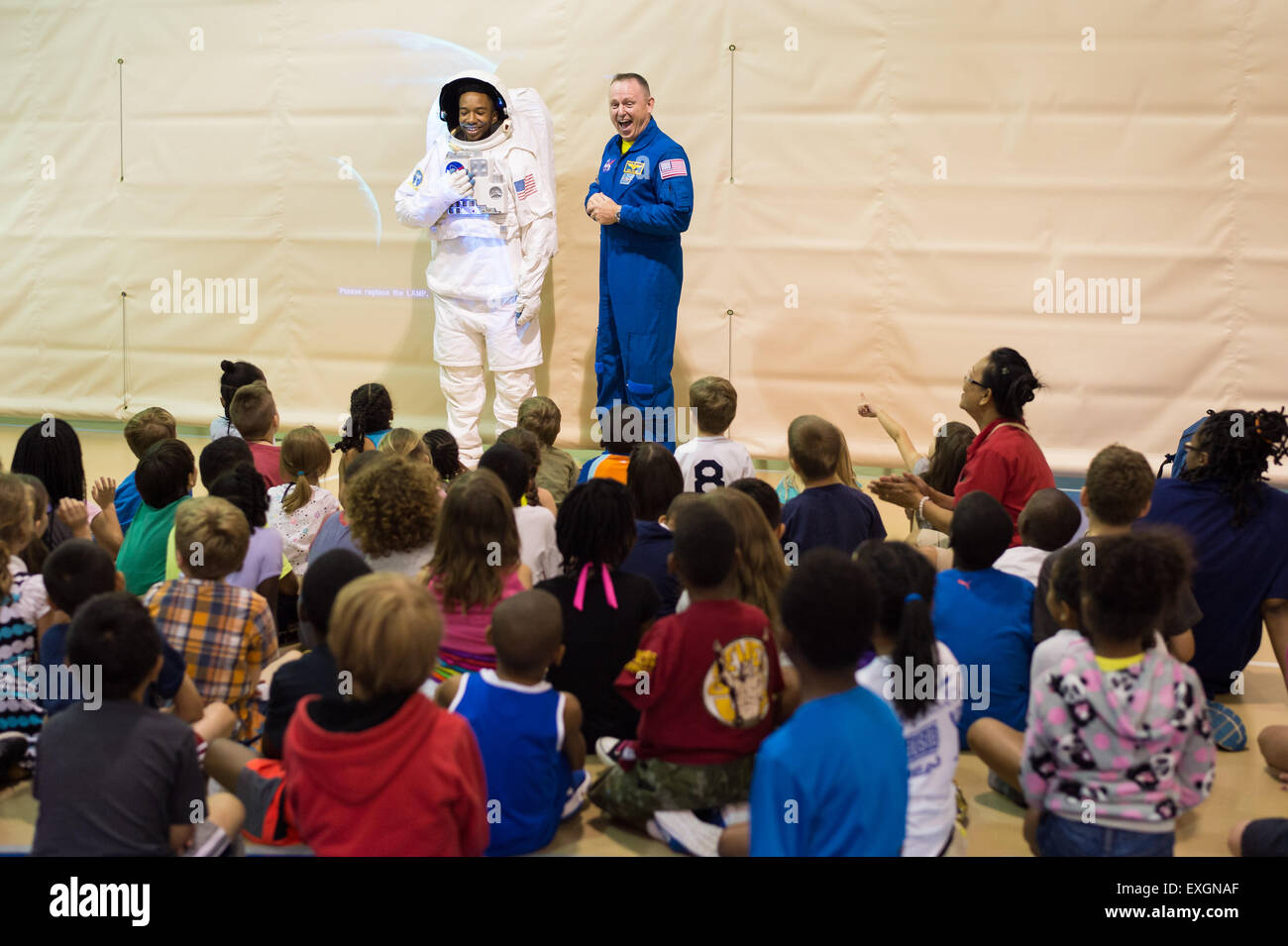 L'astronauta Barry "Butch" Wilmore sorprende gli studenti del campo estivo presso la base congiunta Anacostia-Bolling arrivando in una tuta spaziale e dando una presentazione sulla sua esperienza a bordo della stazione spaziale Internazionale. Foto Stock