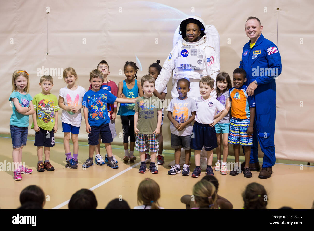 L'astronauta Barry 'Butch' Wilmore partecipa a una foto di gruppo con un insegnante e studenti in un campo estivo ospitato presso la Joint base Anacostia-Bolling, promuovendo l'educazione STEM. Foto Stock