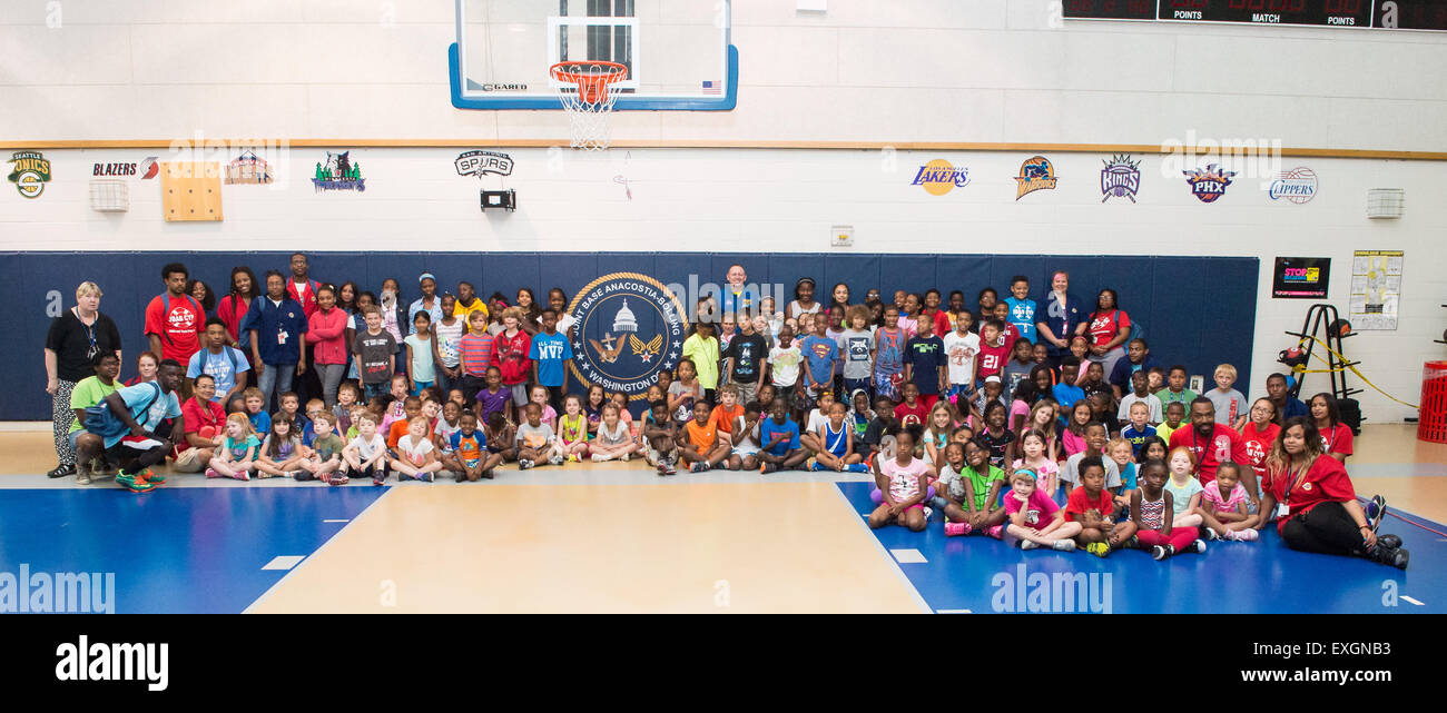 L'astronauta della NASA Barry Wilmore, noto anche come Butch Wilmore, partecipa a una foto di gruppo con gli studenti del Joint base Anacostia-Bolling (JBAB) Summer Camp dopo aver discusso la sua esperienza a bordo della stazione spaziale Internazionale il 24 giugno 2015. Foto Stock