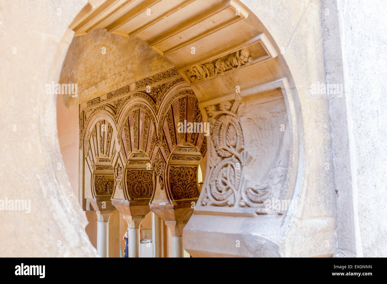 I dettagli delle porte dipinte di stile Arabo nel famoso Palazzo dell'Alcazaba a Malaga Spagna Foto Stock