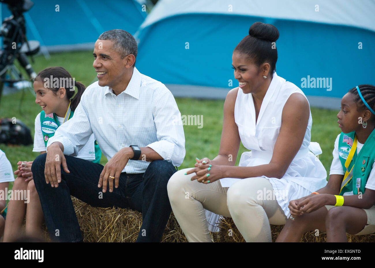 Il presidente Barack Obama e la First Lady Michelle Obama hanno partecipato al primo Campout della Casa Bianca come parte del Let's Move! Iniziativa esterna. La NASA fornì telescopi per l'osservazione delle stelle e l'astronauta Cady Coleman condusse un'attività educativa con le Girl Scouts. Foto Stock