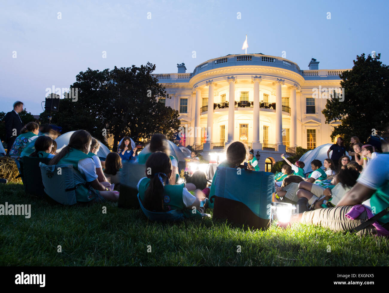 Astronauta Cady Coleman parla a un gruppo di cinquanta di quarto grado Girl Scouts circa il suo tempo nello spazio, in primo White House Campout, ospitato dalla First Lady come parte dell'Passiamo! Al di fuori di iniziativa su Martedì, 30 giugno 2015 a Washington, DC. La NASA anche fornito i telescopi e portato a guardare le stelle attività. Foto Stock