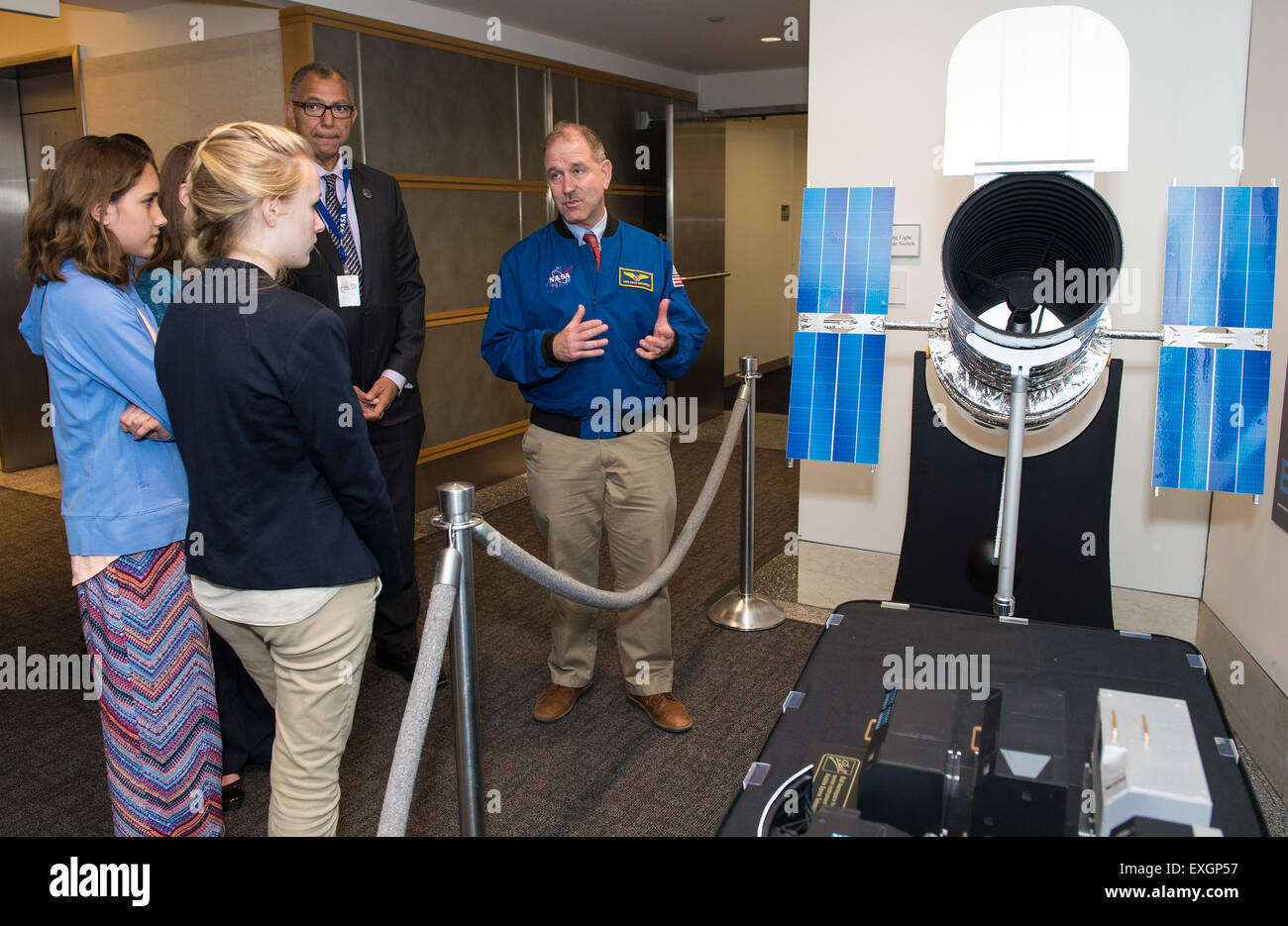 John Grunsfeld, astronauta e amministratore di associare per la direzione di missione di scienza, NASA, parla a Makayla Stewart, uno studente da Nicholson Scuola Elementare di Picayune, Miss., la seconda da sinistra e Anna Lander, uno studente a Picayune Memorial High School, sinistra, che hanno assistito Nicholson elementari di squadra per diventare finalisti nel Samsung "per risolvere i problemi di domani" contest, vincendo $120.000 award, Martedì, 28 aprile 2015 al quartier generale della NASA a Washington, DC. Hanno costruito un prototipo di robot che indaga sulle città di sistemi di drenaggio per identificare i problemi. Foto Stock