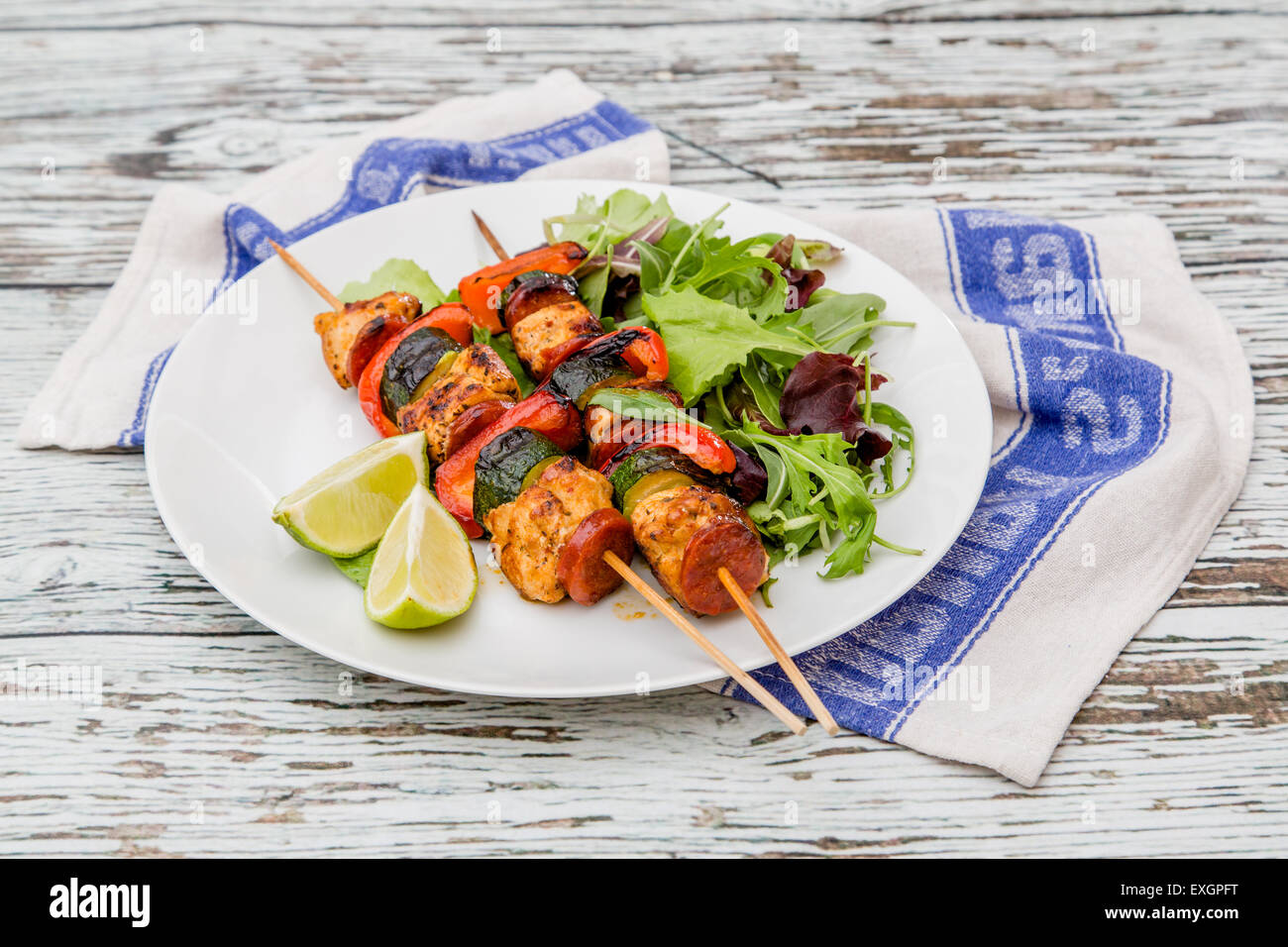 Il pollo e il Chorizo spiedini, barbeque, pranzo, cena, snack estivo, facile da preparare, sani e gustosi, gustoso,cibo Foto Stock