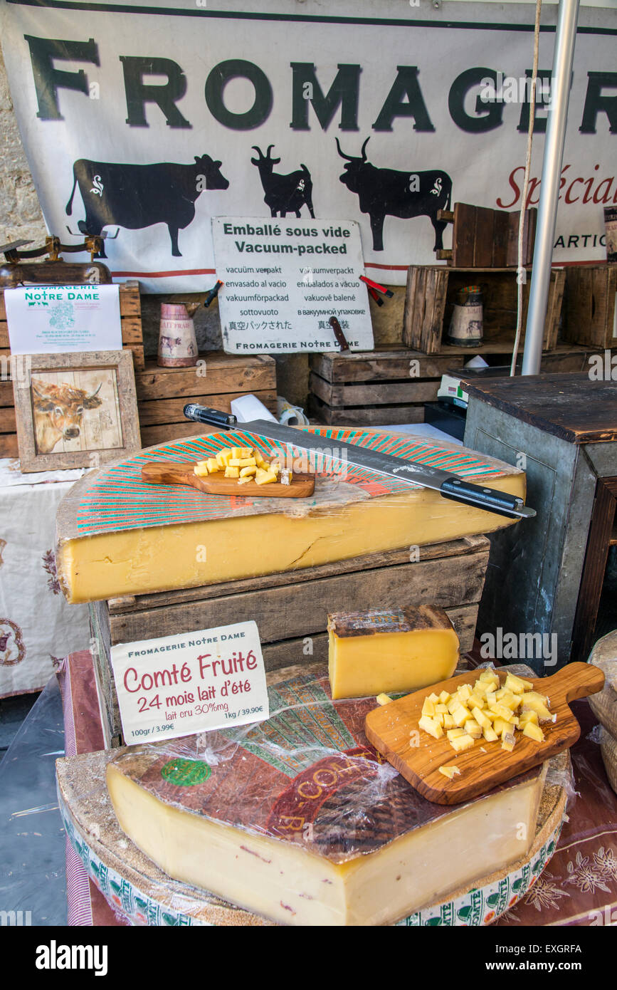 I formaggi locali in vendita presso il mercato, Saint-Remy-de-Provence, Provenza, Francia Foto Stock
