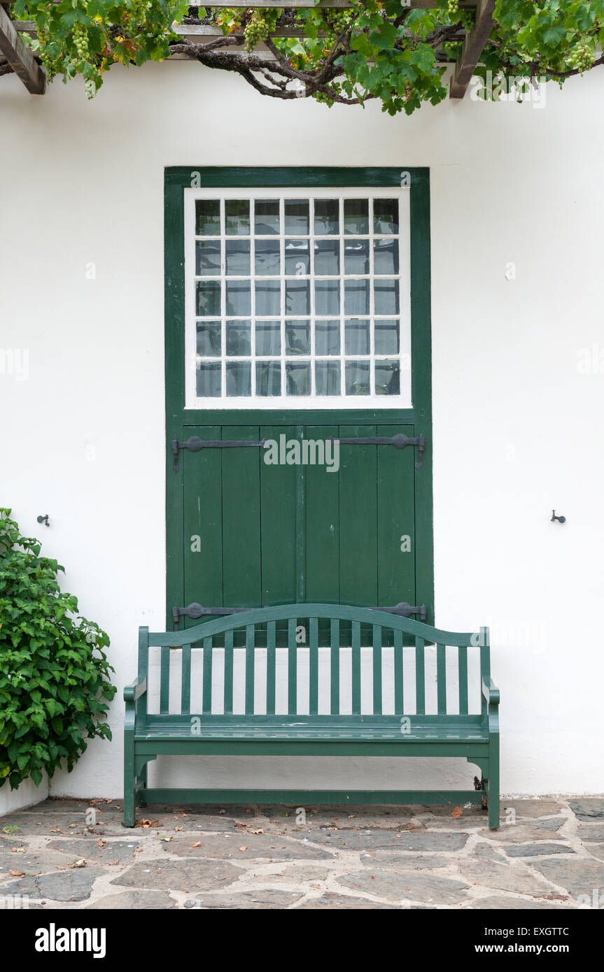 Panca e finestra con aletti al Drosdy, un edificio storico in Swellendam nella provincia del Capo occidentale del Sud Africa Foto Stock