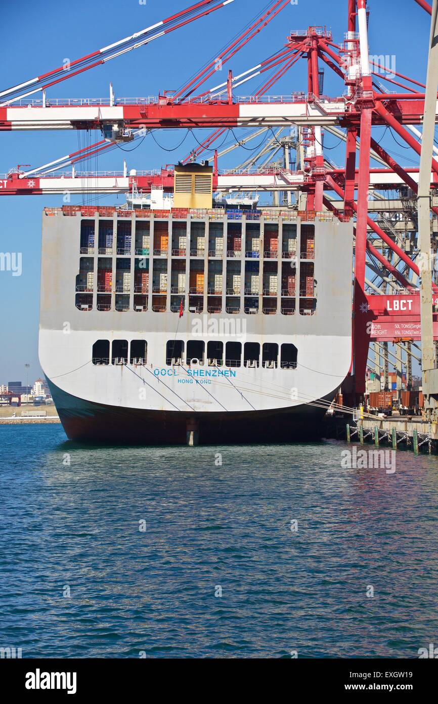 Nave Container, OOCL Shenzhen, ormeggiato a Long Beach Container Terminal, Los Angeles, California, USA. Foto Stock