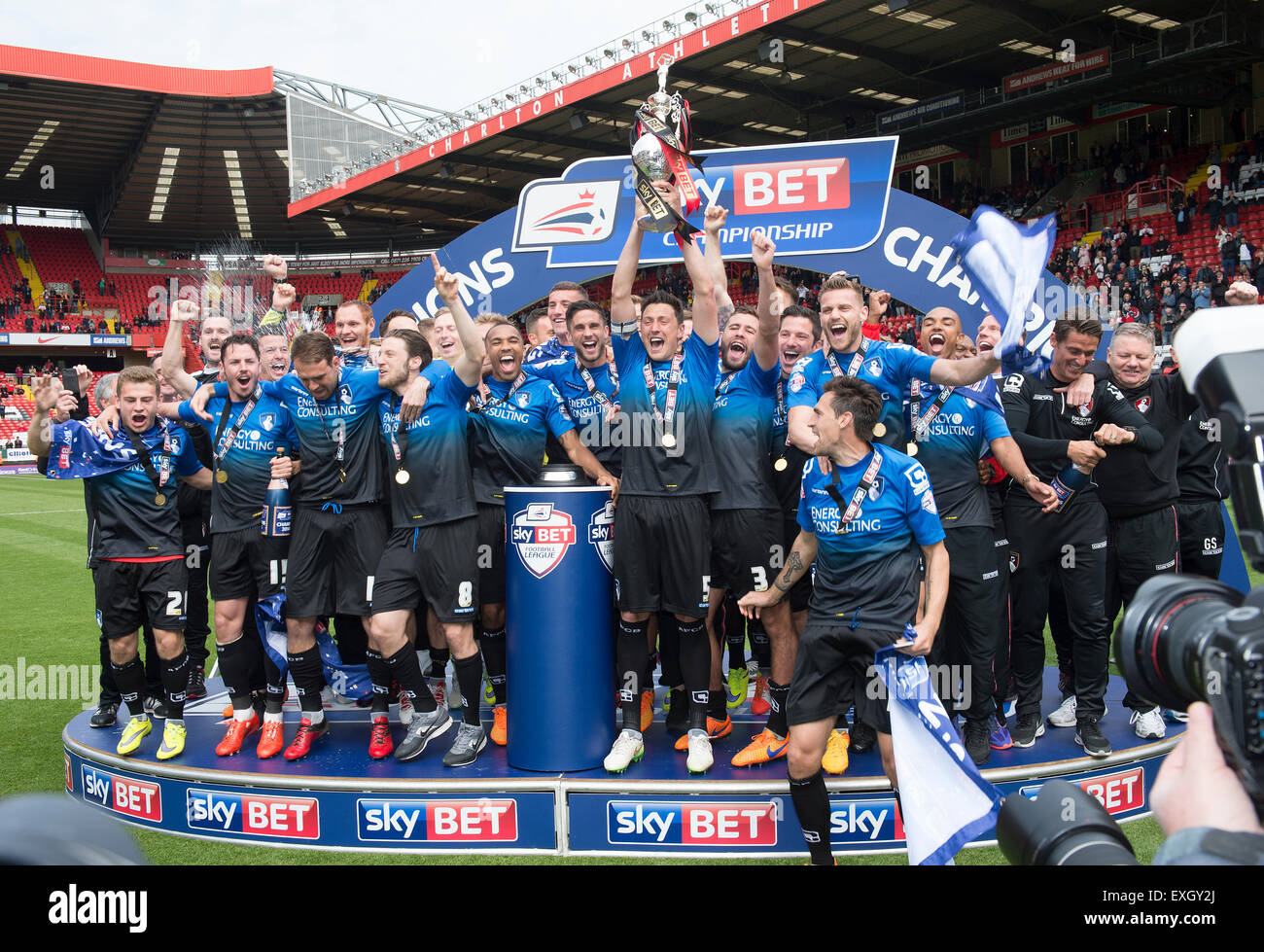 AFC Bournemouth giocatori festeggiare la conquista il cielo Campionato di scommessa Foto Stock