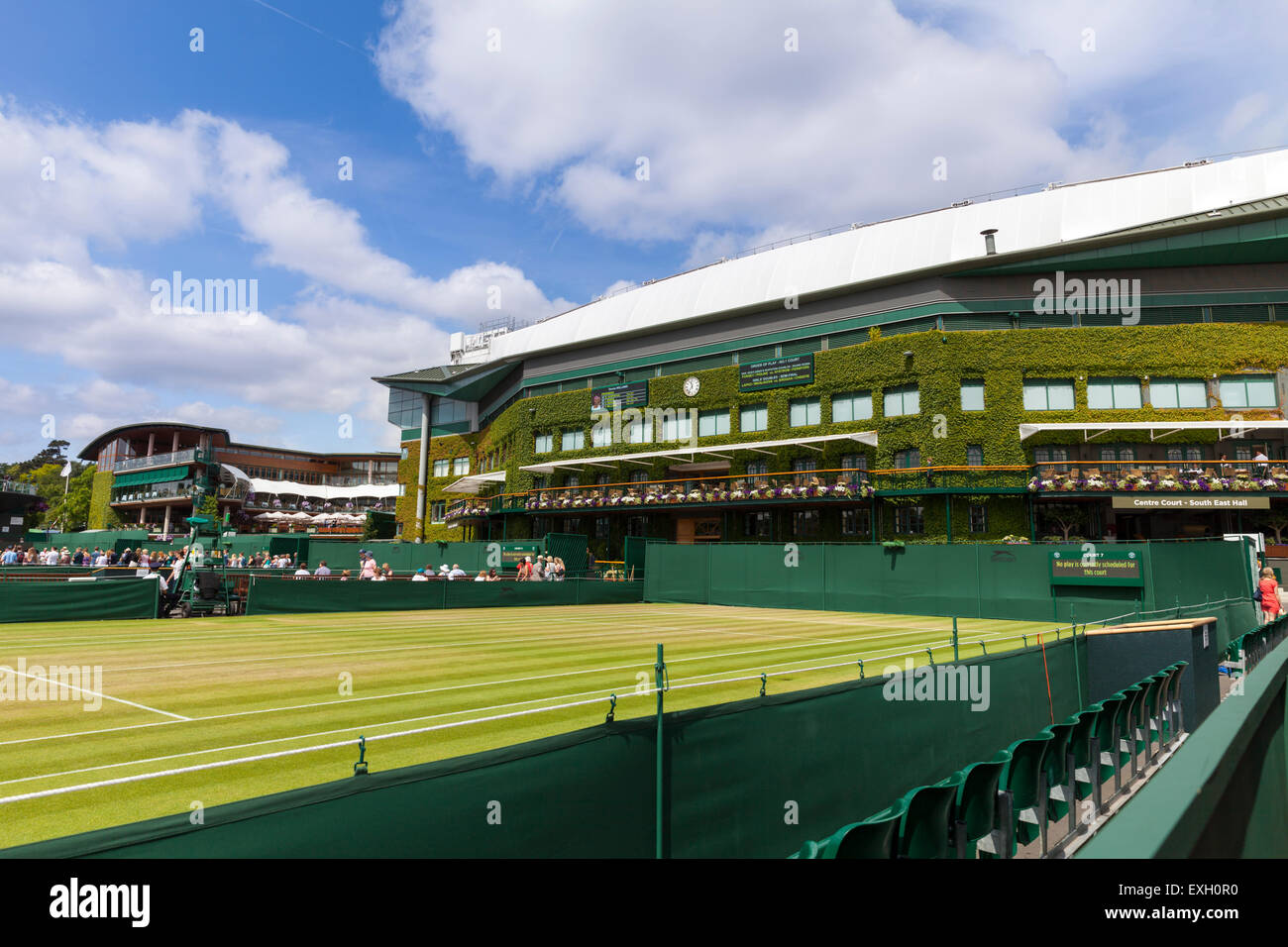 Vista della corte centrale e il South East Hall ingresso dalla corte vuota 7 durante i campionati di Wimbledon 2015 Foto Stock