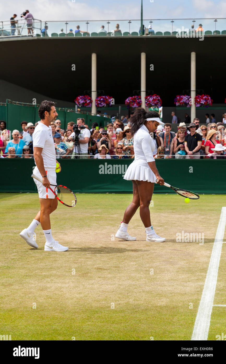 Serena Williams si riscalda per giocare aiutato dal coach Patrick Mouratoglou, durante i campionati di Wimbledon 2015 Foto Stock