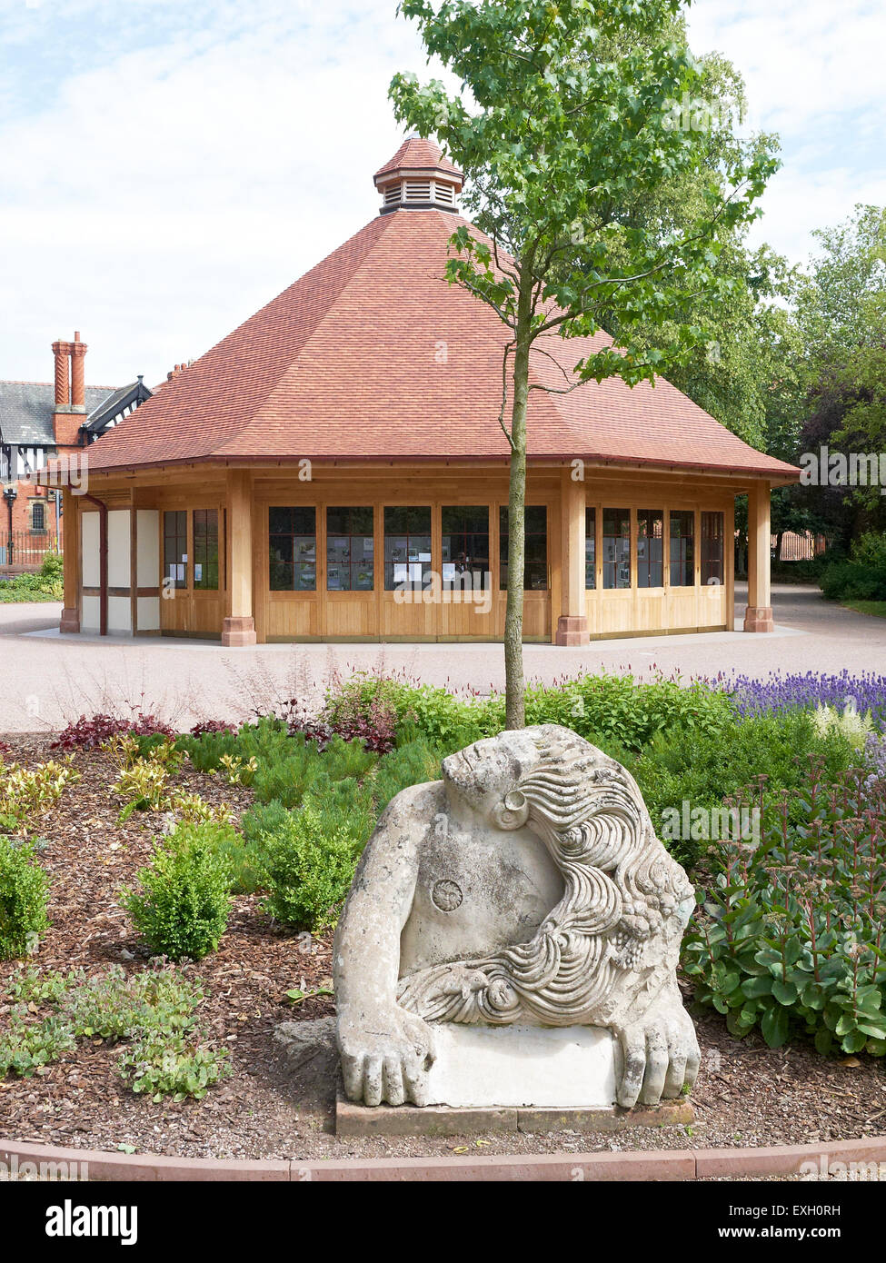 Belvedere eventi e formazione pavilion con Ymir scultura in Grosvenor Park Chester Cheshire Regno Unito Foto Stock