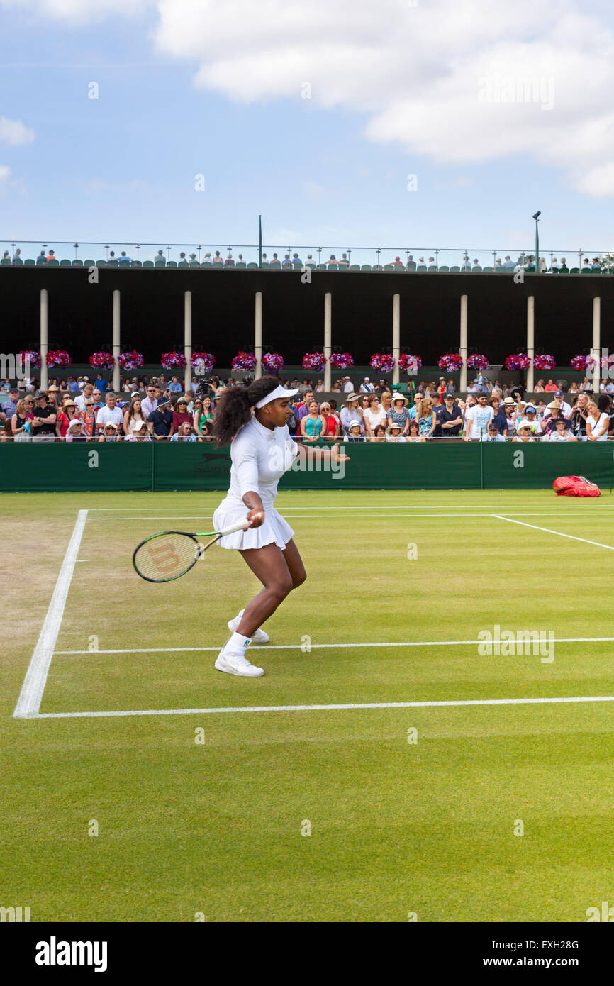 Serena Williams si riscalda per giocare su corte No.1 durante i campionati di Wimbledon 2015 Foto Stock