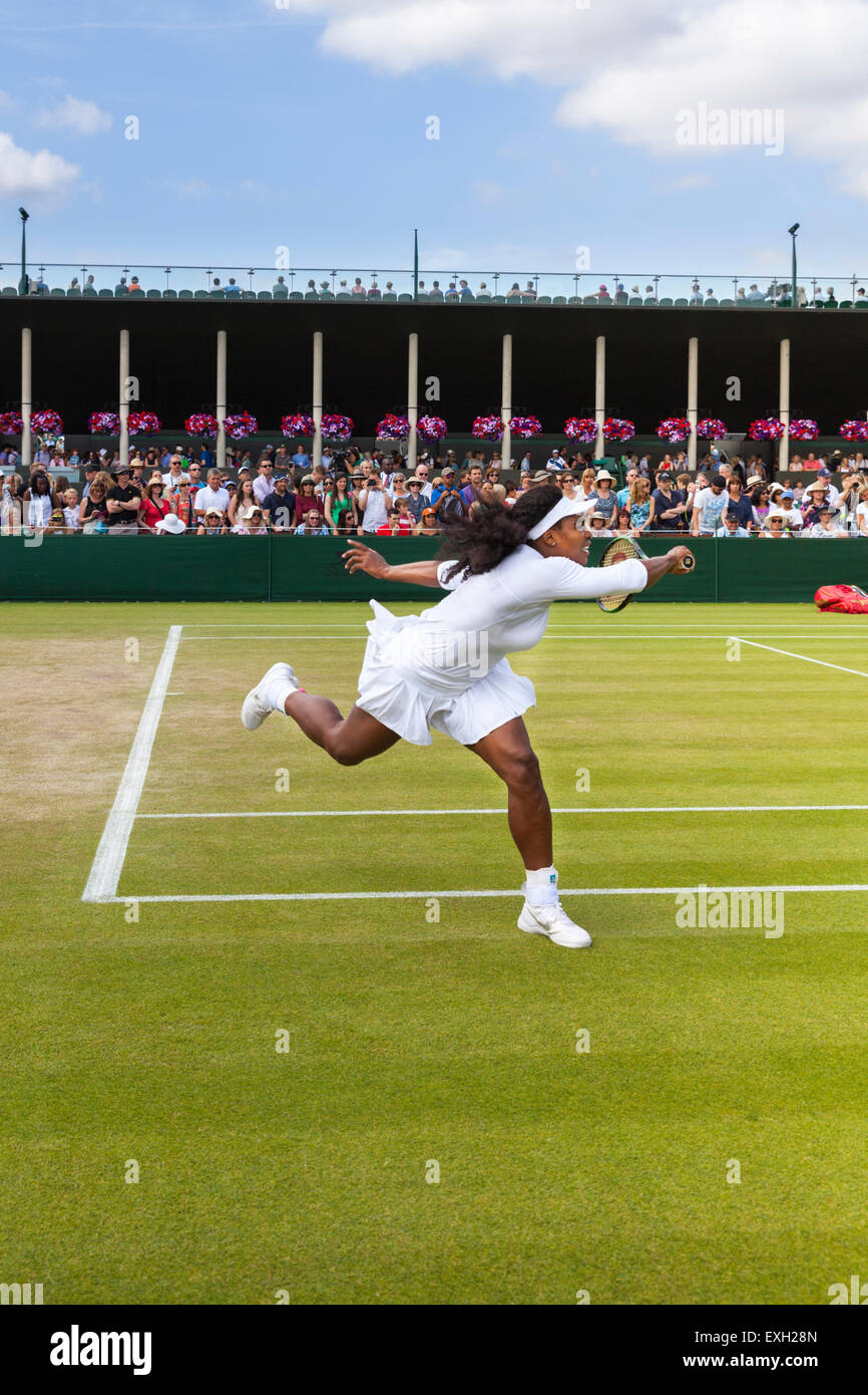 Serena Williams corre per un diretti durante il warm up della Corte n. 5 a i campionati di Wimbledon 2015 Foto Stock