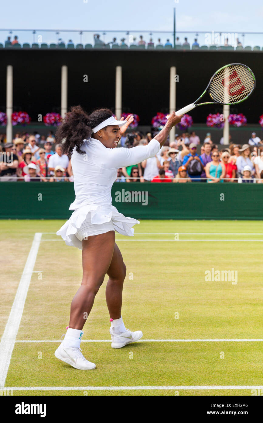 Serena Williams si riscalda il suo diretti sulla corte n. 5 durante i campionati di Wimbledon 2015 Foto Stock