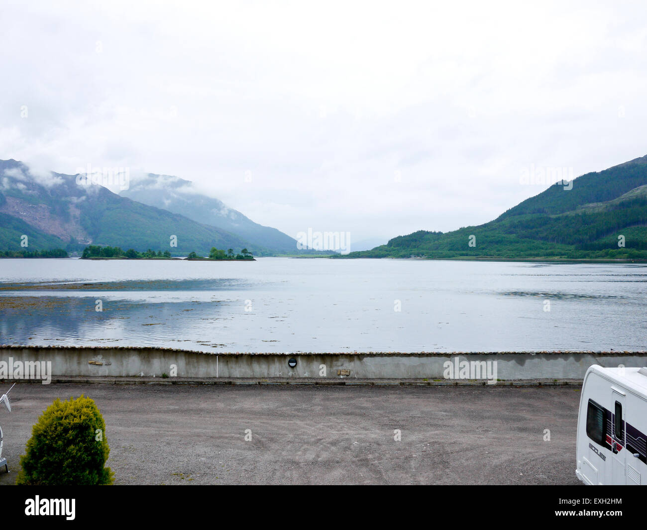 Guardando sul Loch Leven e la nebbia sulle montagne ricoperte da Invercoe,Glencoe,Argyll, Scotland, Regno Unito. Foto Stock