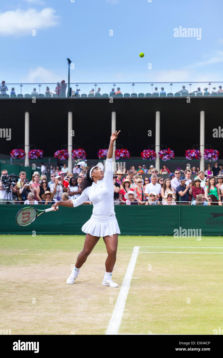Serena Williams si riscalda il suo servire su Corte n. 5 durante i campionati di Wimbledon 2015 Foto Stock