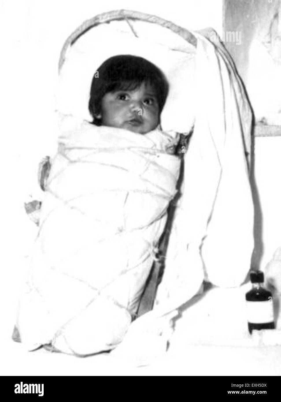 L'immagine raffigura una tavola culla Navajo della Black Mountain Mission, un artefatto significativo nella cultura dei nativi americani. Mostra l'artigianato tradizionale del popolo Navajo e il loro approccio all'allevamento dei bambini. Foto Stock