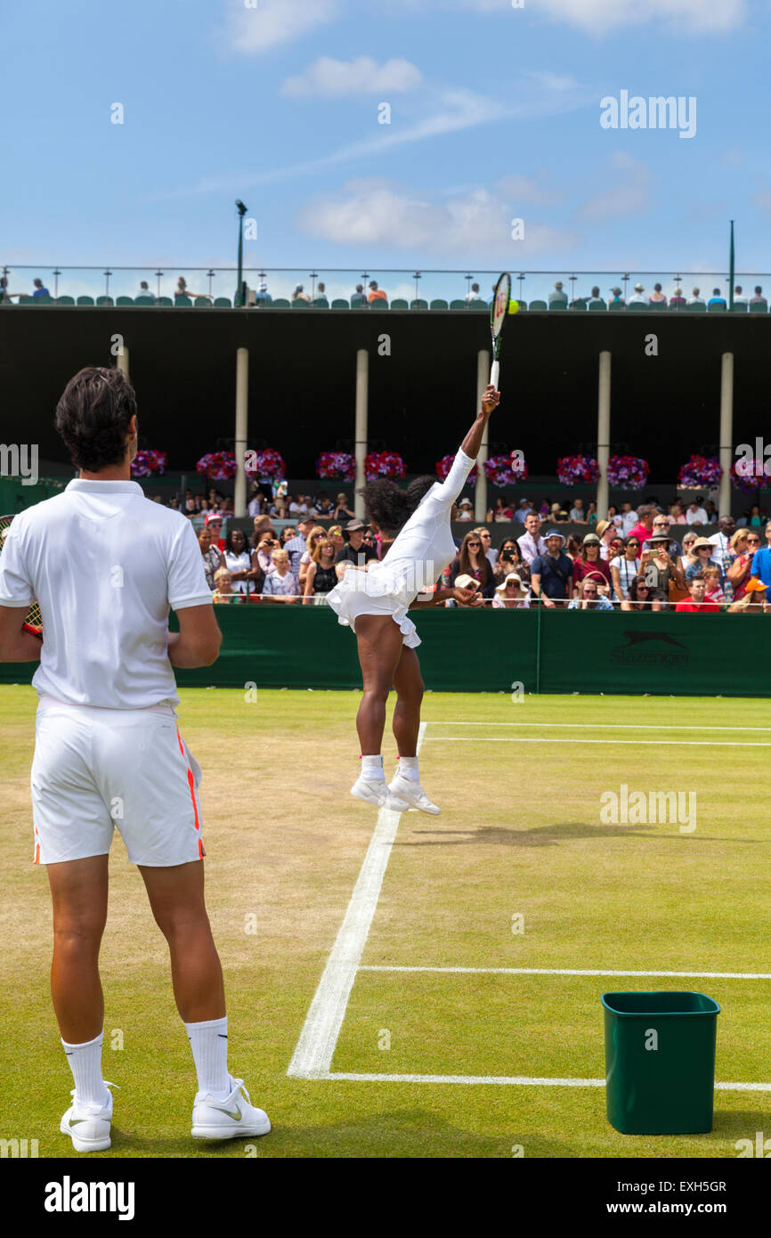 Serena Williams si riscalda il suo servire su Corte n. 5, guardato con pulmann Patrick Mouratoglou, durante i campionati di Wimbledon 2015 Foto Stock